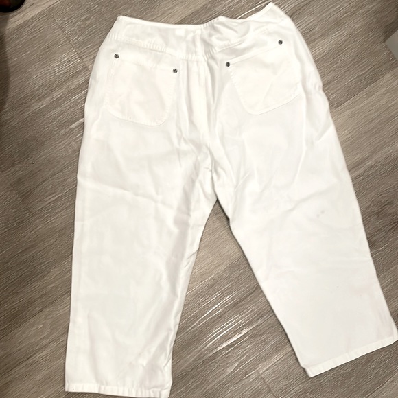 Liz Claiborne capris! - Picture 3 of 4